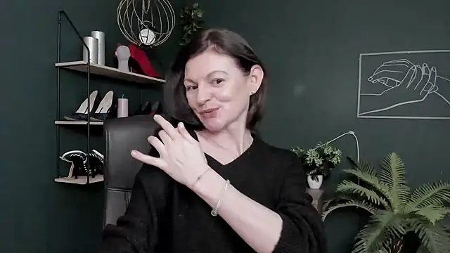 Snapshot of VivianWILD chatting on 03/06/26, 06:43 VivianWILD online show from 03/06/26, 06:43