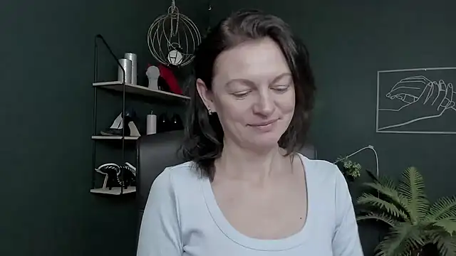 Snapshot of VivianWILD chatting on 03/11/26, 06:52 VivianWILD online show from 03/11/26, 06:52