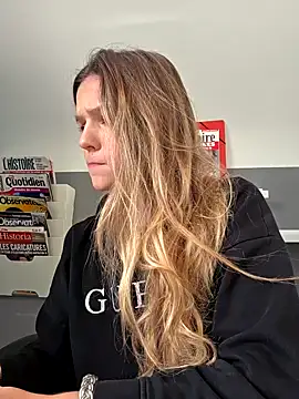 Snapshot of lucie_mehott chatting on 11/04/25, 08:13 lucie mehott online show from 11/04/25, 08:13