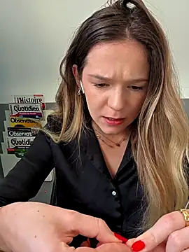 Snapshot of lucie_mehott chatting on 11/18/25, 09:03 lucie mehott online show from 11/18/25, 09:03