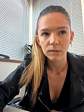 Snapshot of lucie_mehott chatting on 03/19/26, 10:52 lucie mehott online show from 03/19/26, 10:52