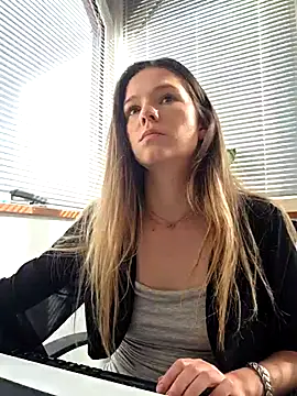 Snapshot of lucie_mehott chatting on 04/10/26, 08:30 lucie mehott online show from 04/10/26, 08:30