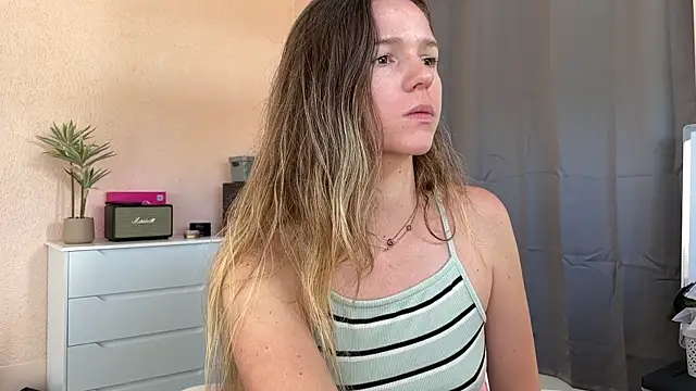 Snapshot of lucie_mehott chatting on 04/26/26, 08:34 lucie mehott online show from 04/26/26, 08:34