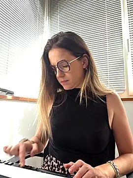 Snapshot of lucie_mehott chatting on 04/27/26, 08:45 lucie mehott online show from 04/27/26, 08:45