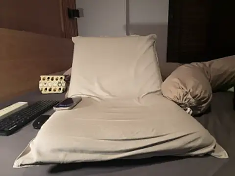 Snapshot of cloudboy_kk8 chatting on 12/17/25, 04:57 cloudboy kk8 online show from 12/17/25, 04:57