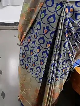 Snapshot of Januhot18 chatting on 12/13/24, 06:31 Januhot18 online show from 12/13/24, 06:31