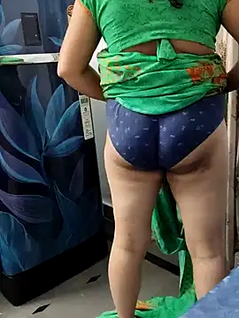 Snapshot of Januhot18 chatting on 12/16/24, 11:44 Januhot18 online show from 12/16/24, 11:44