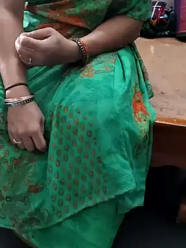 Snapshot of Januhot18 chatting on 12/24/24, 02:43 Januhot18 online show from 12/24/24, 02:43