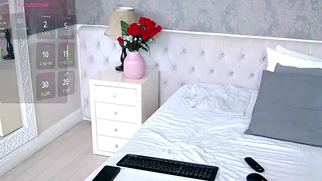 Snapshot of ElenaJuarez chatting on 04/16/26, 10:45 ElenaJuarez online show from 04/16/26, 10:45