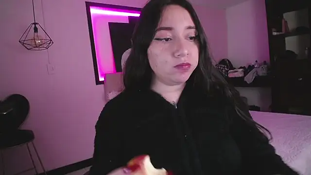 Snapshot of Andrea_Ramos chatting on 12/06/24, 08:26 Andrea Ramos online show from 12/06/24, 08:26