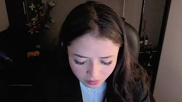 Snapshot of almma_shy chatting on 10/30/25, 02:40 almma shy online show from 10/30/25, 02:40