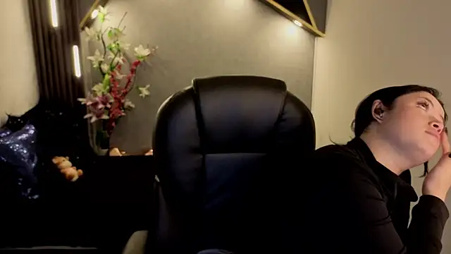 Snapshot of almma_shy chatting on 11/25/25, 01:22 almma shy online show from 11/25/25, 01:22