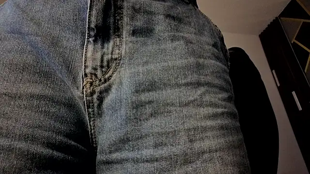 Snapshot of almma_shy chatting on 11/28/25, 01:36 almma shy online show from 11/28/25, 01:36