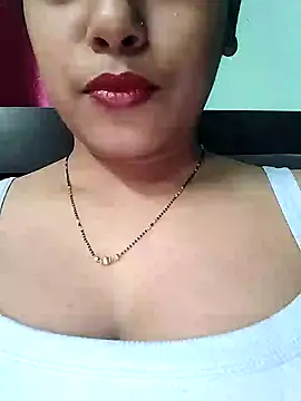 Snapshot of sexyindi_couple chatting on 01/14/25, 01:28 sexyindi couple online show from 01/14/25, 01:28