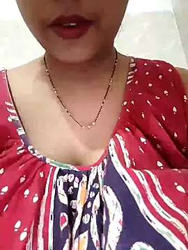 Snapshot of sexyindi_couple chatting on 01/19/25, 01:44 sexyindi couple online show from 01/19/25, 01:44