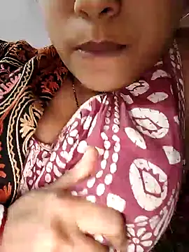 Snapshot of sexyindi_couple chatting on 01/26/25, 01:47 sexyindi couple online show from 01/26/25, 01:47