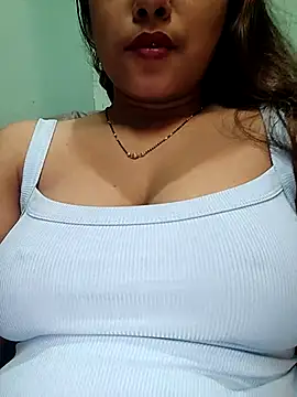 Snapshot of sexyindi_couple chatting on 01/28/25, 02:42 sexyindi couple online show from 01/28/25, 02:42