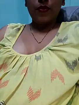 Snapshot of sexyindi_couple chatting on 02/17/25, 06:09 sexyindi couple online show from 02/17/25, 06:09