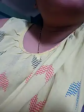 Snapshot of sexyindi_couple chatting on 03/02/25, 05:44 sexyindi couple online show from 03/02/25, 05:44