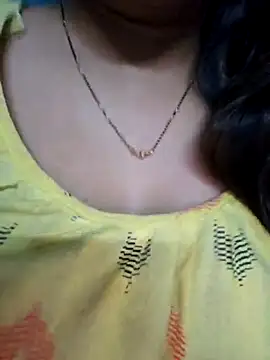 Snapshot of sexyindi_couple chatting on 03/05/25, 12:22 sexyindi couple online show from 03/05/25, 12:22