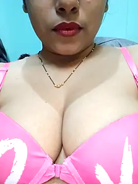 Snapshot of sexyindi_couple chatting on 03/11/25, 05:24 sexyindi couple online show from 03/11/25, 05:24