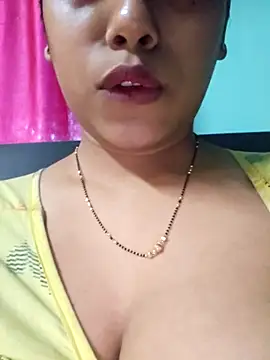 Snapshot of sexyindi_couple chatting on 03/21/25, 08:28 sexyindi couple online show from 03/21/25, 08:28