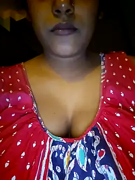 Snapshot of sexyindi_couple chatting on 12/18/25, 02:23 sexyindi couple online show from 12/18/25, 02:23