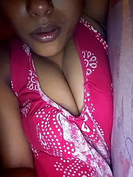 Snapshot of sexyindi_couple chatting on 01/16/26, 11:47 sexyindi couple online show from 01/16/26, 11:47