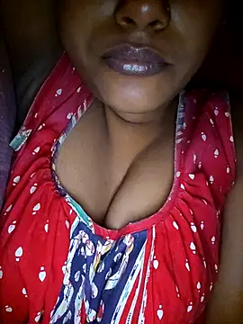 Snapshot of sexyindi_couple chatting on 01/18/26, 10:46 sexyindi couple online show from 01/18/26, 10:46