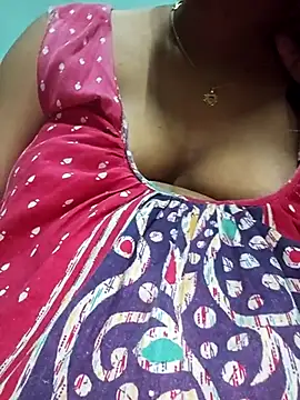Snapshot of sexyindi_couple chatting on 02/01/26, 02:37 sexyindi couple online show from 02/01/26, 02:37