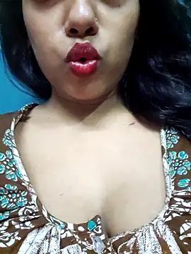 Snapshot of sexyindi_couple chatting on 04/27/26, 02:26 sexyindi couple online show from 04/27/26, 02:26