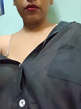 Snapshot of sexyindi_couple chatting on 07/30/26, 07:51 sexyindi couple online show from 07/30/26, 07:51