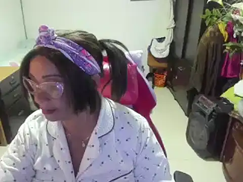 Snapshot of Mrs_mommy_ chatting on 02/24/25, 05:20 Mrs mommy online show from 02/24/25, 05:20