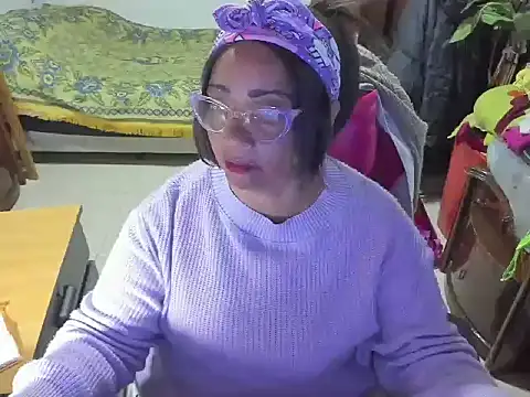 Snapshot of Mrs_mommy_ chatting on 03/13/25, 08:43 Mrs mommy online show from 03/13/25, 08:43