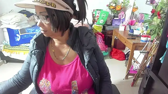 Snapshot of Mrs_mommy_ chatting on 09/27/25, 10:04 Mrs mommy online show from 09/27/25, 10:04