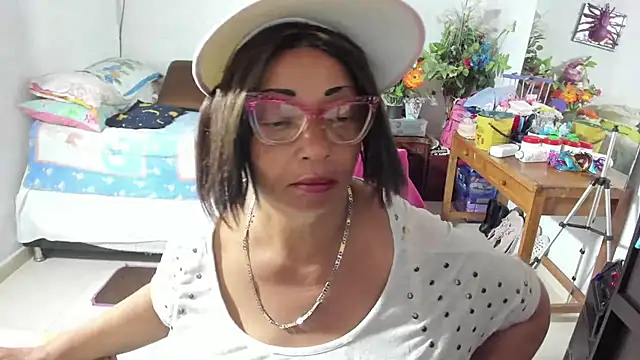 Snapshot of Mrs_mommy_ chatting on 10/03/25, 07:44 Mrs mommy online show from 10/03/25, 07:44