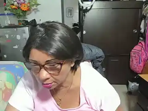 Snapshot of Mrs_mommy_ chatting on 10/23/25, 02:49 Mrs mommy online show from 10/23/25, 02:49