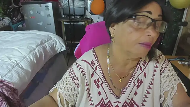 Snapshot of Mrs_mommy_ chatting on 11/12/25, 07:24 Mrs mommy online show from 11/12/25, 07:24