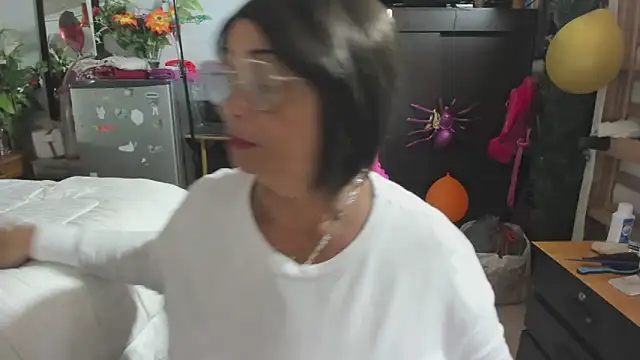 Snapshot of Mrs_mommy_ chatting on 11/21/25, 11:25 Mrs mommy online show from 11/21/25, 11:25