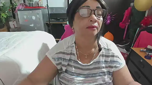 Snapshot of Mrs_mommy_ chatting on 11/23/25, 06:08 Mrs mommy online show from 11/23/25, 06:08