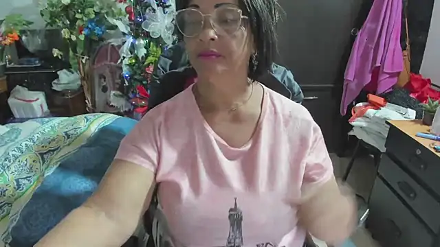 Snapshot of Mrs_mommy_ chatting on 12/19/25, 07:43 Mrs mommy online show from 12/19/25, 07:43