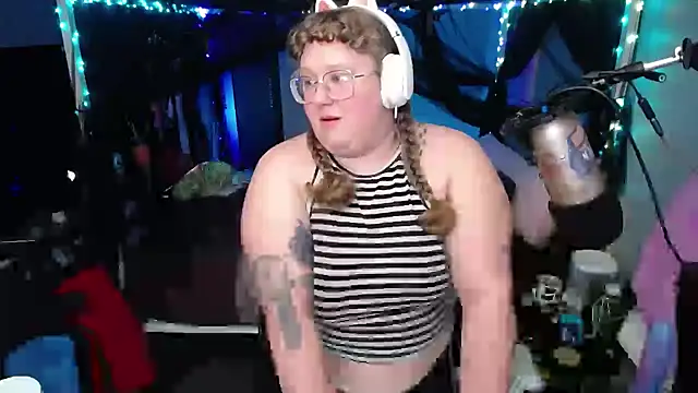 Snapshot of FatVeronica chatting on 02/04/25, 04:15 FatVeronica online show from 02/04/25, 04:15