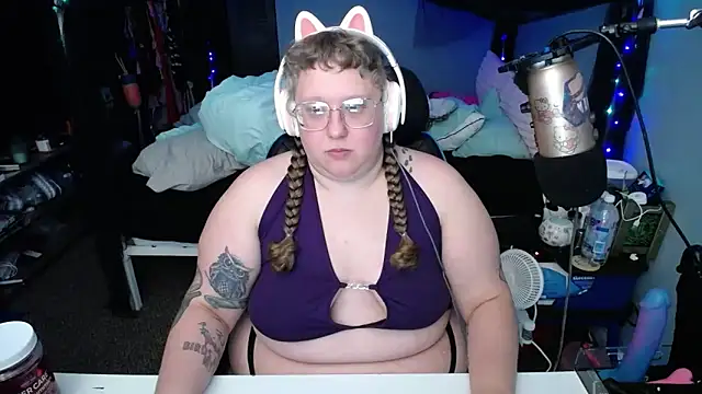 Snapshot of FatVeronica chatting on 02/12/25, 04:00 FatVeronica online show from 02/12/25, 04:00