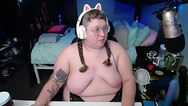 Snapshot of FatVeronica chatting on 02/16/25, 08:32 FatVeronica online show from 02/16/25, 08:32