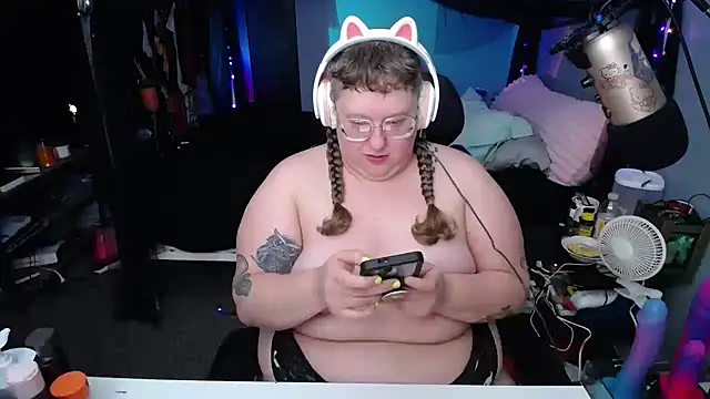 Snapshot of FatVeronica chatting on 02/28/25, 02:42 FatVeronica online show from 02/28/25, 02:42