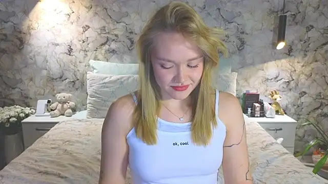 Snapshot of Aurora_Golden1 chatting on 11/15/25, 04:58 Aurora Golden1 online show from 11/15/25, 04:58