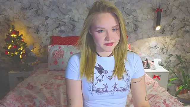 Snapshot of Aurora_Golden1 chatting on 12/16/25, 04:56 Aurora Golden1 online show from 12/16/25, 04:56