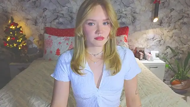 Snapshot of Aurora_Golden1 chatting on 12/18/25, 04:46 Aurora Golden1 online show from 12/18/25, 04:46