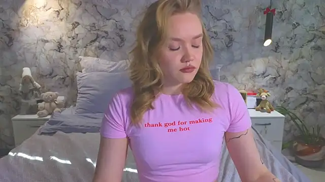 Snapshot of Aurora_Golden1 chatting on 03/31/26, 01:40 Aurora Golden1 online show from 03/31/26, 01:40