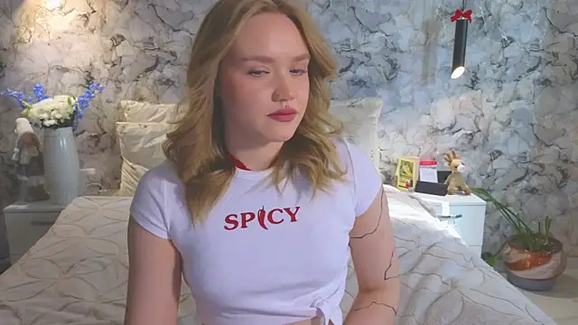 Snapshot of Aurora_Golden1 chatting on 04/08/26, 03:17 Aurora Golden1 online show from 04/08/26, 03:17